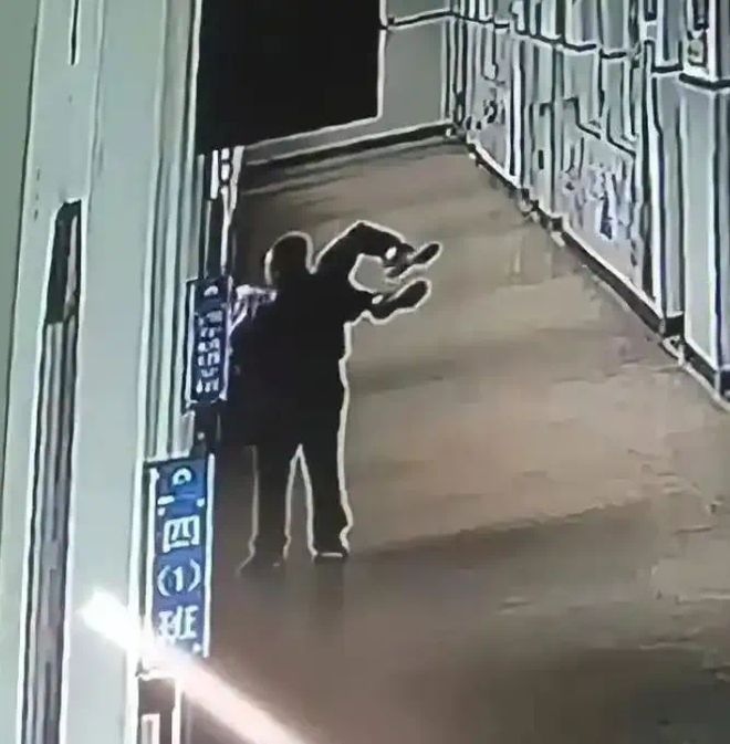 事件后续：父母把事做绝熊孩子付出代价pg电子平台报应不爽！瑞安呲水老师(图2)
